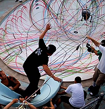 Inventive Pool Spray Painting: Skateboard Style Inventive Pool Spray Painting: Skateboard Style