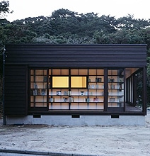 Architecture: A Cozy House Created From Bookshelves