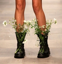 Creative Inspiration: Wear Wild Flowers In Combat Boots Creative Inspiration: Wear Wild Flowers In Combat Boots
