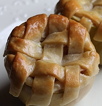Food Design: A Teeny Tiny Apple Pie Baked Inside An Apple Food Design: A Teeny Tiny Apple Pie Baked Inside An Apple