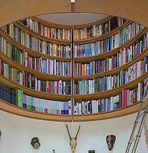 The Perfect Writer’s Cave: Inspiring Office With Overhead Library The Perfect Writer’s Cave: Inspiring Office With Overhead Library