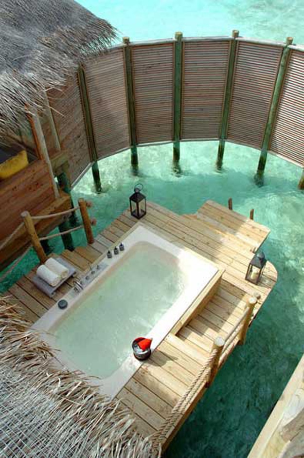 Outdoor-Bathtub-At-Exotic-Resort