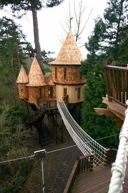 inspiring-ecofriendly-treehouse-castle