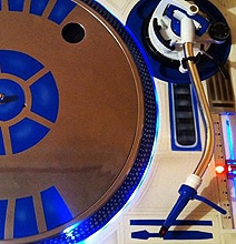 R2D2-Style Vinyl Turntable Is The Future Retro R2D2-Style Vinyl Turntable Is The Future Retro
