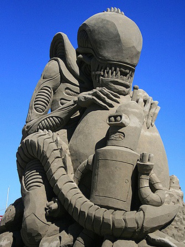 Alien-Sand-Art-Sculpture