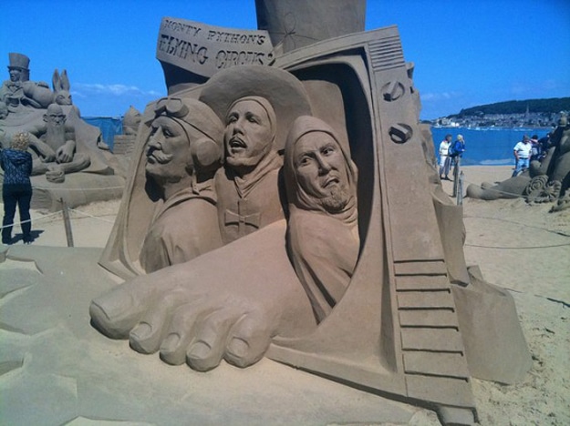 Monty-Python-Sand-Art-Sculpture