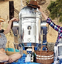 R2-D2 Shares An Evening With 2 Pretty Ladies [Cosplay]