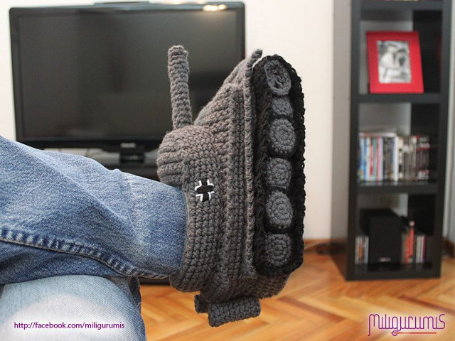 crocheted-slippers-panzer-tank