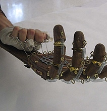 How To Make Your Own Gigantic Steampunk Mechanical Hand How To Make Your Own Gigantic Steampunk Mechanical Hand