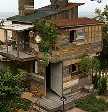 Creative Treehouse Built With Stuff Found In The Trash Creative Treehouse Built With Stuff Found In The Trash