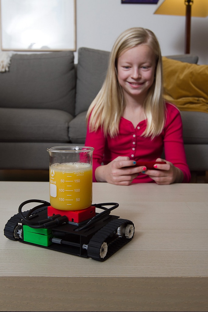 kids-control-toys-with-smartphone