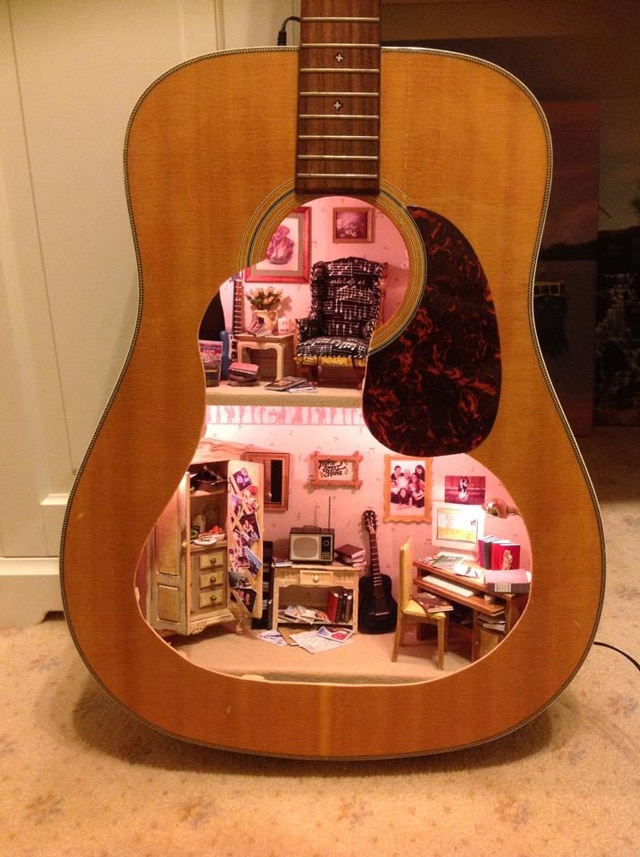 miniature-dollhouse-built-inside-guitar
