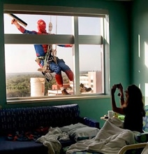 Real Superheroes: Spider-Man Window Washers Surprise Sick Children Real Superheroes: Spider-Man Window Washers Surprise Sick Children