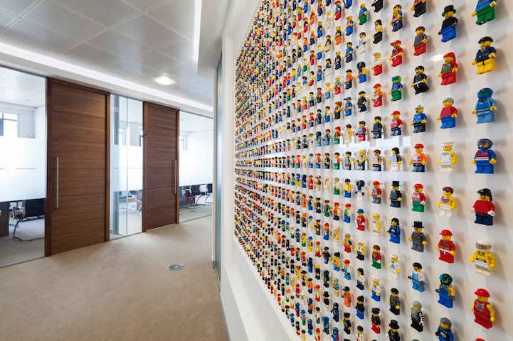 lego-wall-minifigs-office-decor