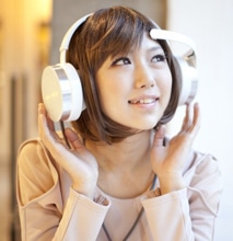 Brain-Scanning Headphones Determine Your Mood & Play Songs To Match It Brain-Scanning Headphones Determine Your Mood & Play Songs To Match It