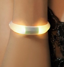 Tech Bracelet Notifies You About All Incoming Online Interactions Tech Bracelet Notifies You About All Incoming Online Interactions