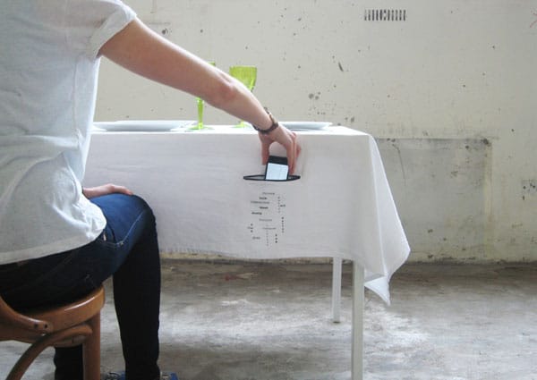 zip-it-smartphone-holder-tablecloth