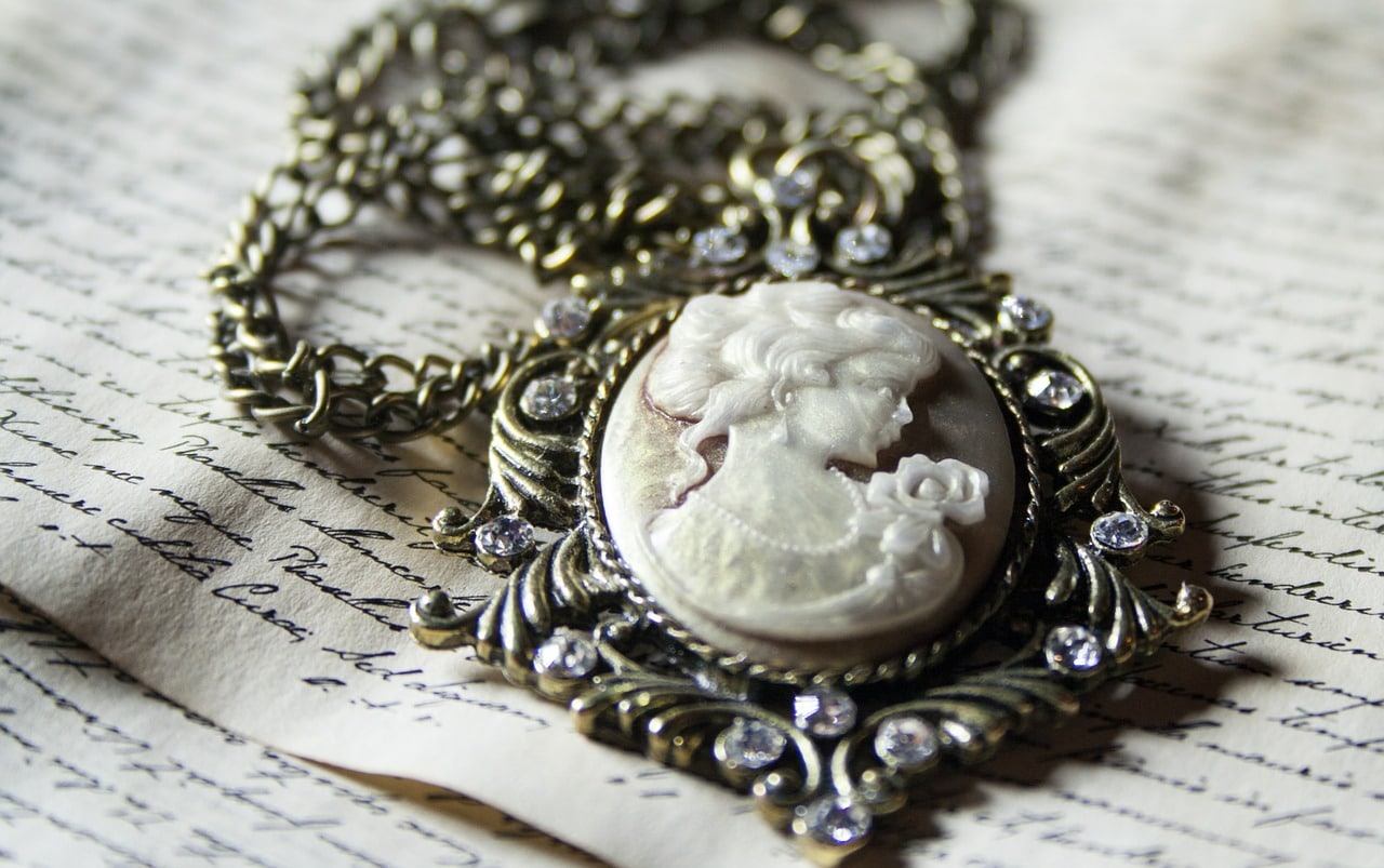 Buying Antique Jewelry Article Image