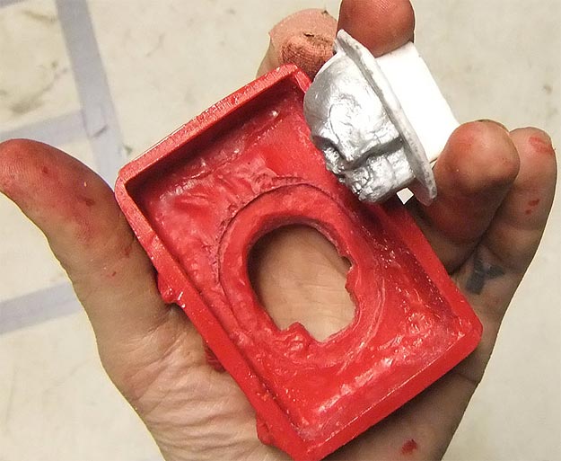 DIY-Plastic-Skull-Doorbell 8 Shannon Larratt Plastic Skull Doorbell