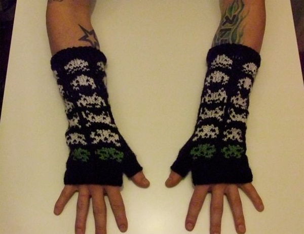Geek Must Have Gloves 9 Space invaders Knitted Gloves