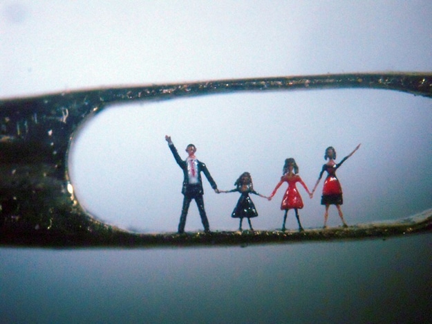 Willard-Wigan-Needle-Art