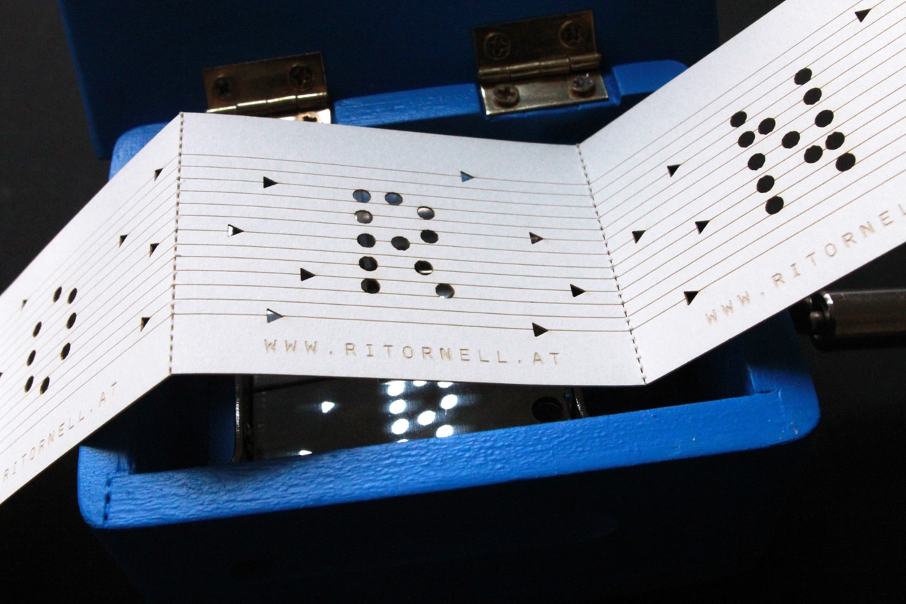 business-card-musicbox-strip business-card-musicbox-strip