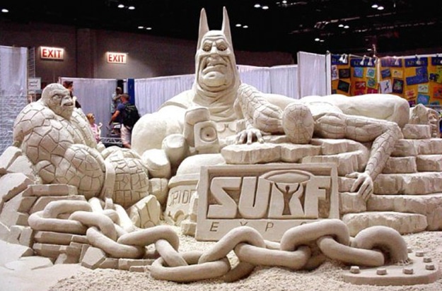 Batman-Spiderman-Sand-art-Sculpture