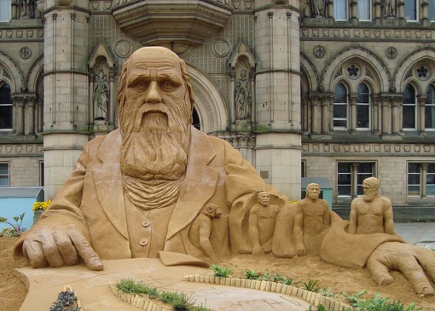 Charles-Darwin-Sand-Art-Scuplture