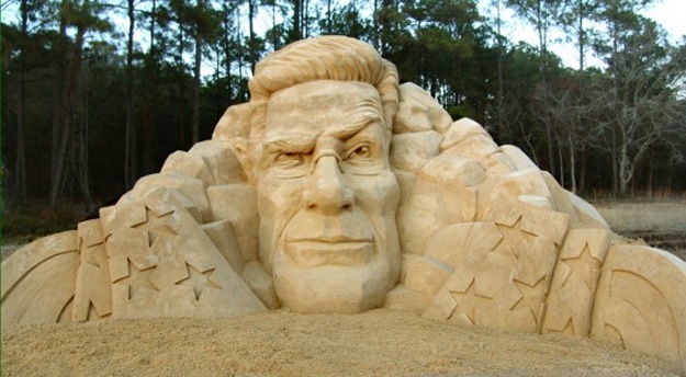 Colbert-Report-Sand-art-sculpture