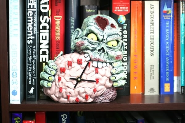 brain-eating-zombie-clock brain-eating-zombie-clock