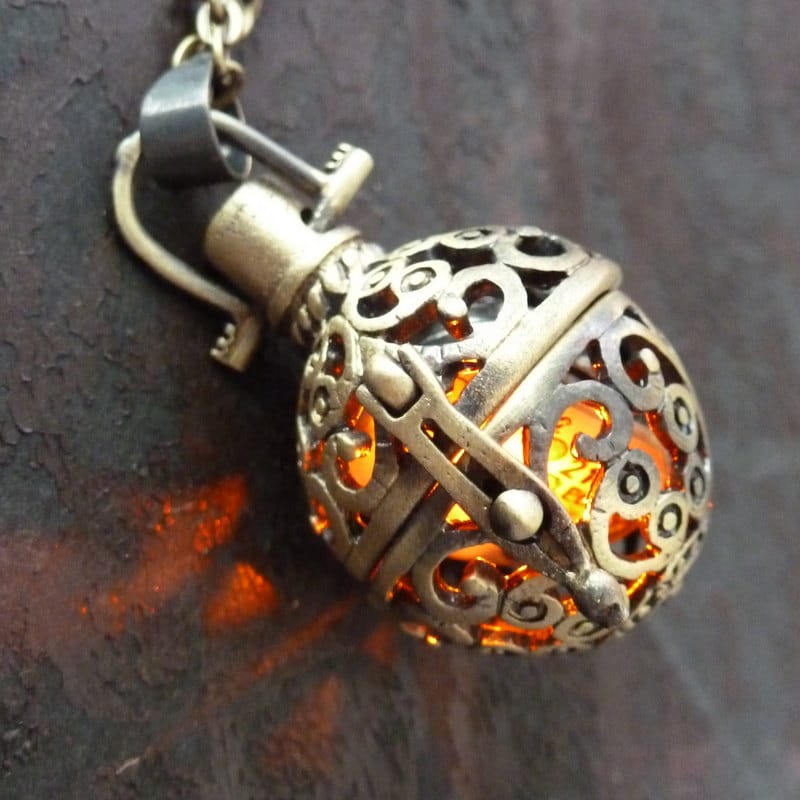 hunger-games-peeta-necklace hunger-games-necklace-design