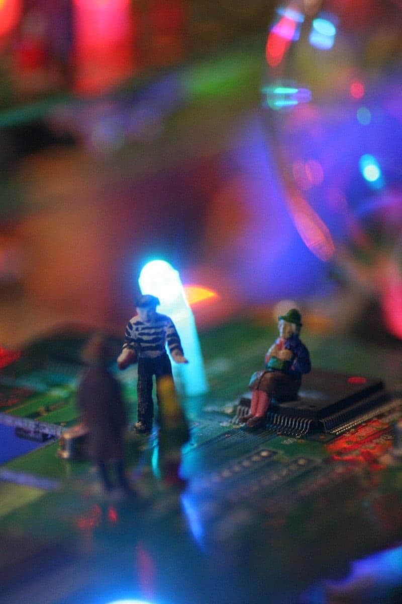 Electri-City-Recycled-Sculptures Cityscapes-From-Old-Computer-Parts