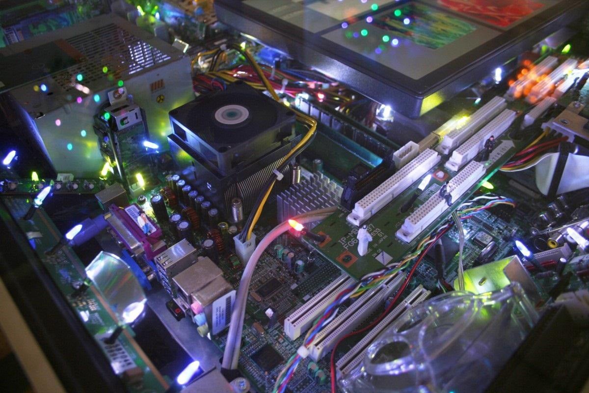 Electri-City-Recycled-Sculptures Cityscapes-From-Old-Computer-Parts