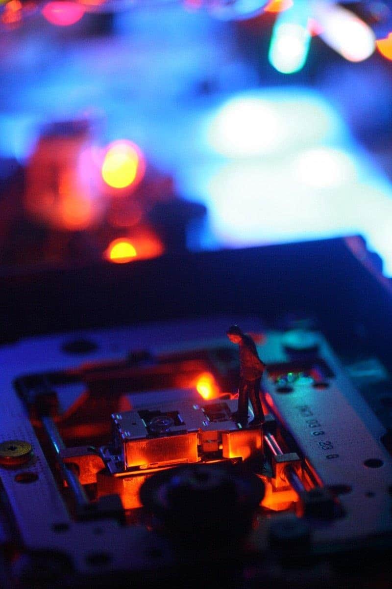 Electri-City-Recycled-Sculptures Cityscapes-From-Old-Computer-Parts