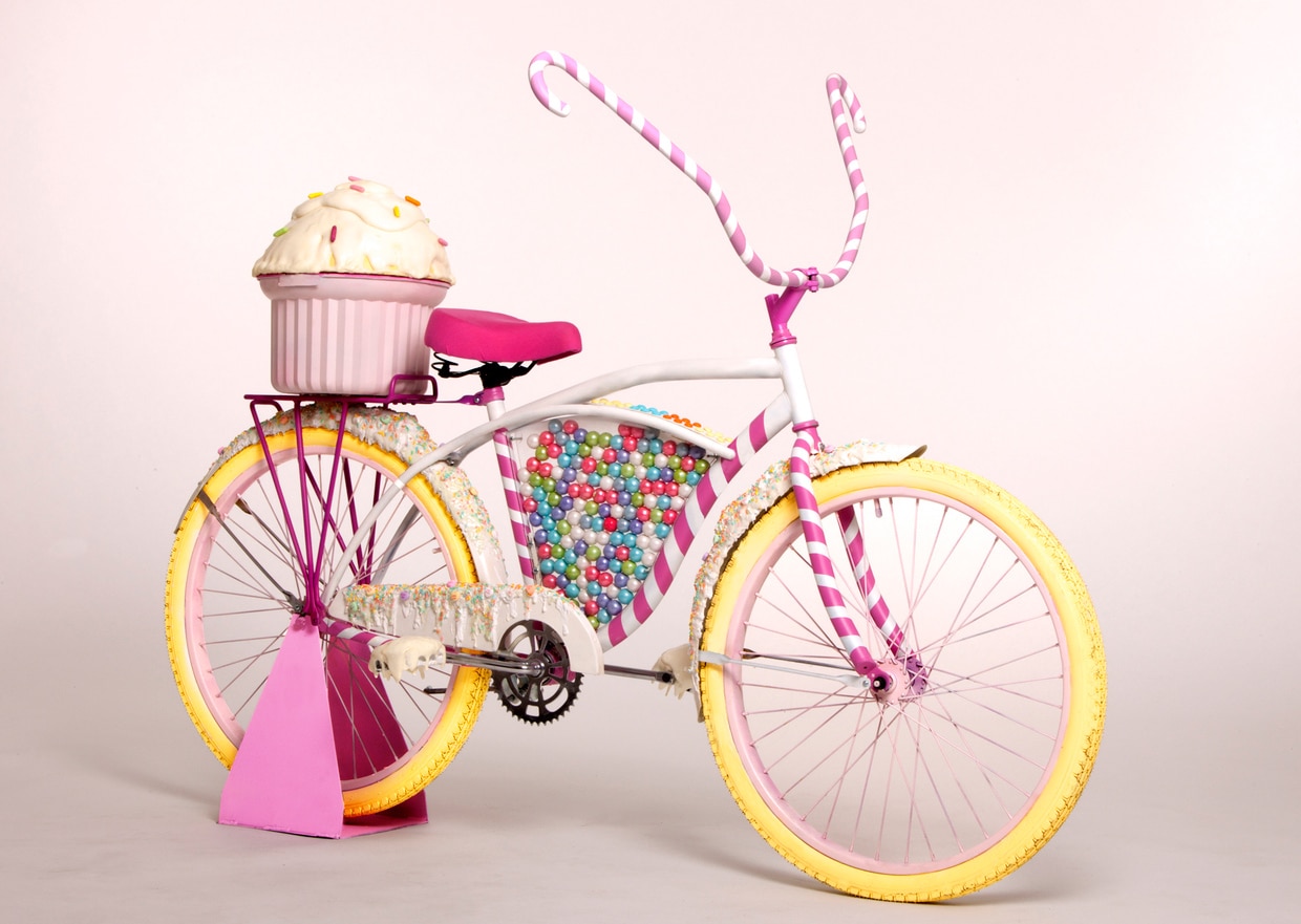 candy-bike-dispenses-cupcakes candy-bike-dispenses-cupcakes