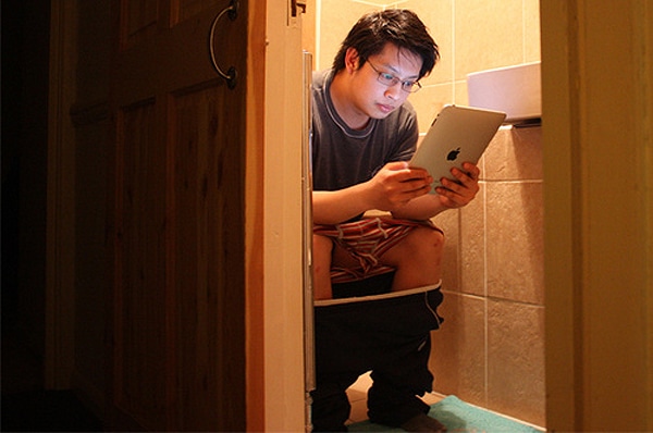 social-media-in-bathroom nielsen-study-toilet-tweeting