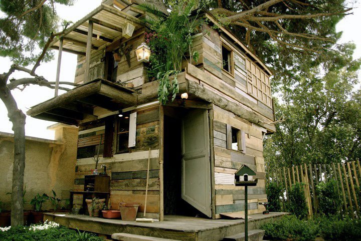 treehouse-recycled-materials-trash materials-found-in-the-trash