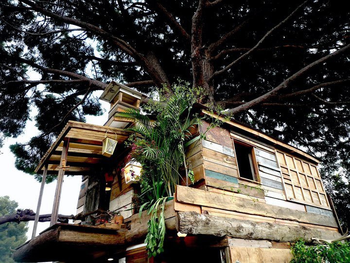 treehouse-recycled-materials-trash materials-found-in-the-trash