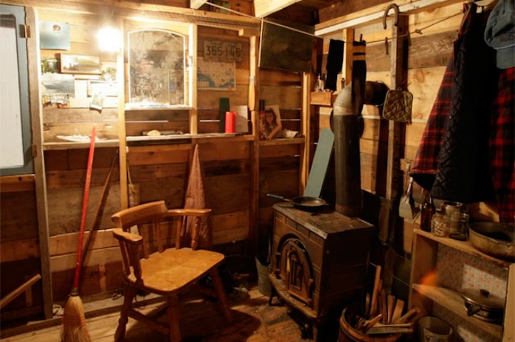 treehouse-recycled-materials-trash materials-found-in-the-trash