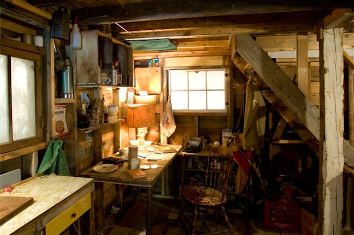 treehouse-recycled-materials-trash materials-found-in-the-trash