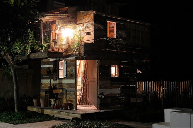 treehouse-recycled-materials-trash materials-found-in-the-trash