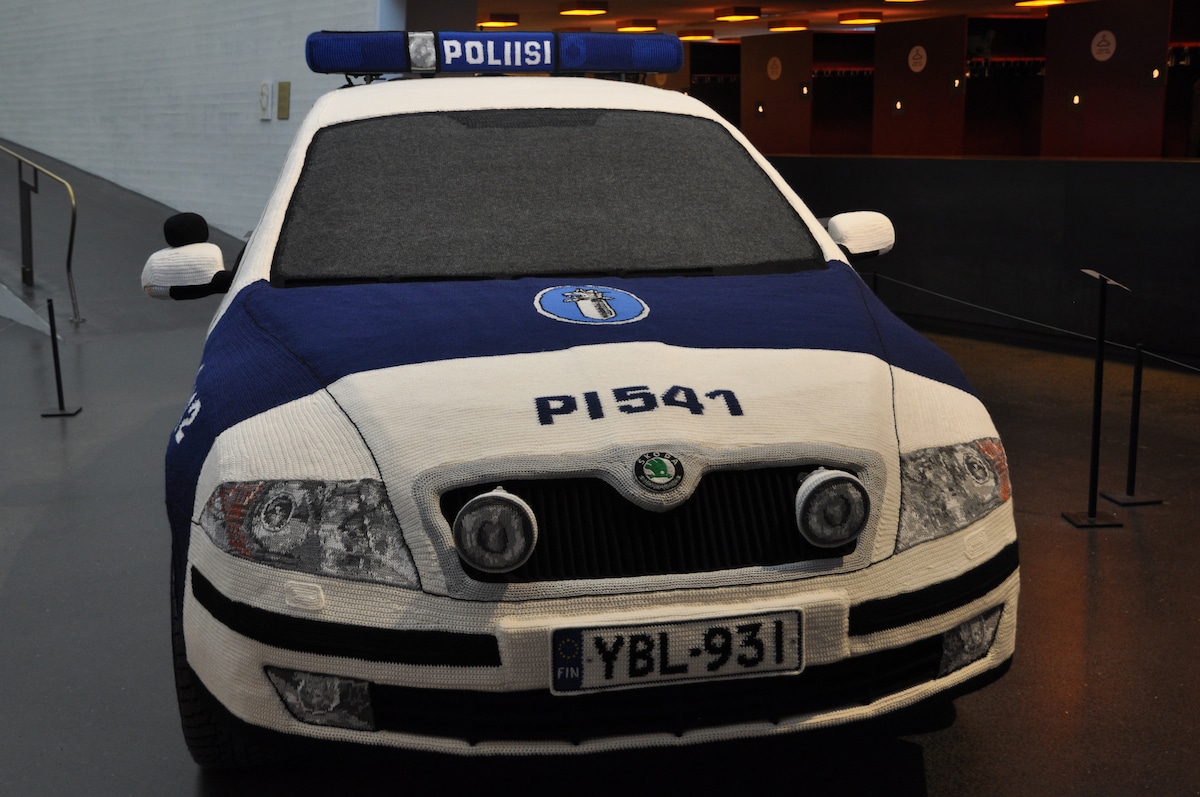 crocheted-police-car-sculpture crocheted-police-car-model-sculpture