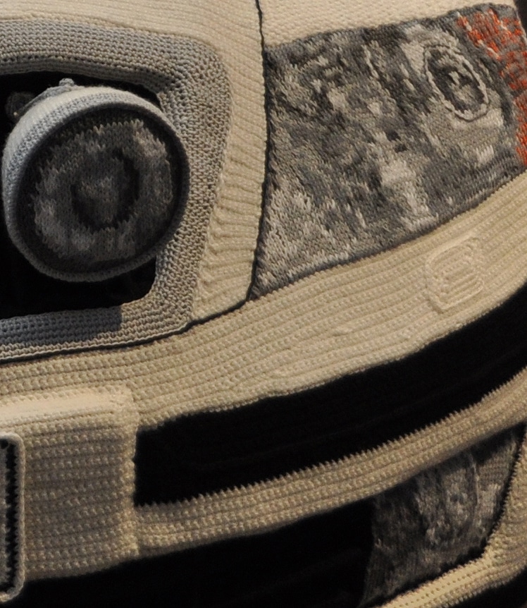 crocheted-police-car-sculpture crocheted-police-car-model-sculpture