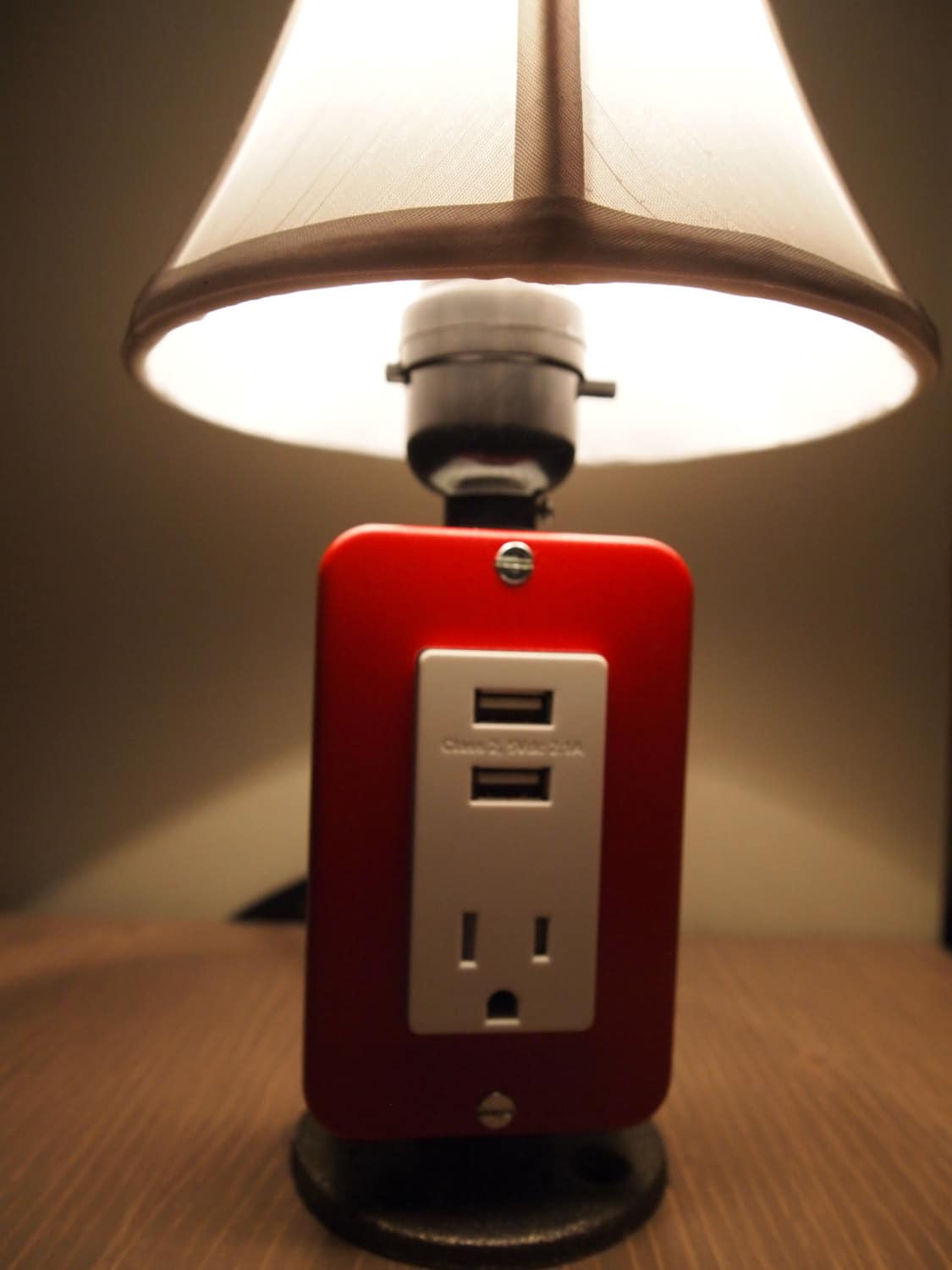 gadget-charger-table-lamp