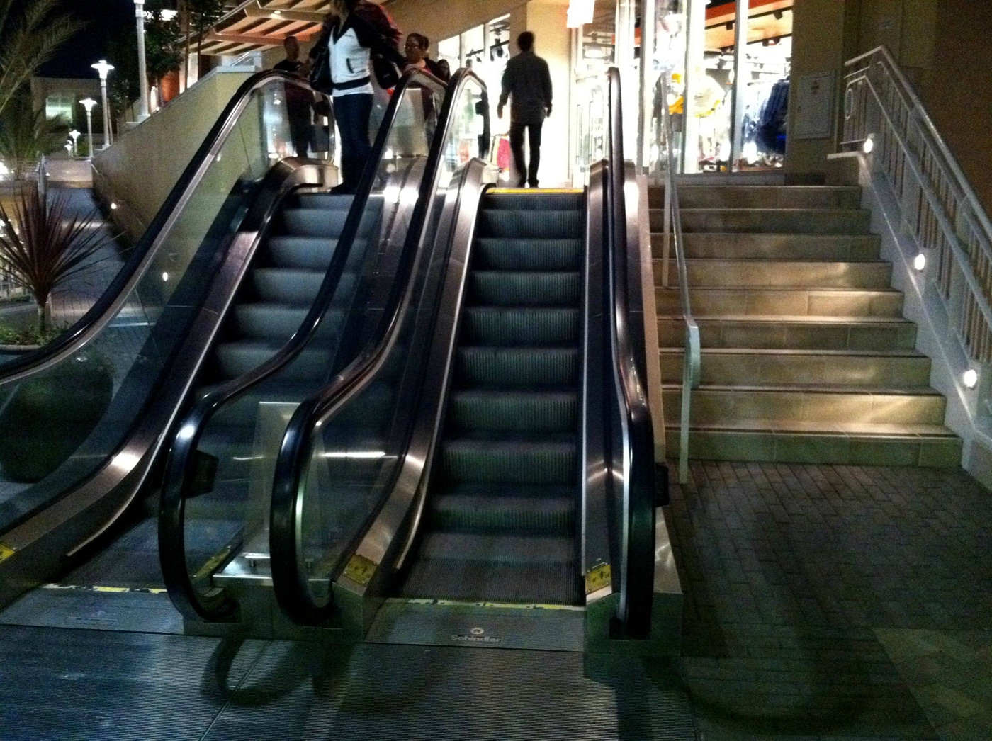 worlds-shortest-escalator-japan worlds-shortest-escalator-japan