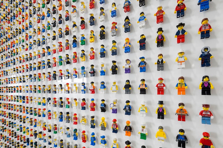 lego-minifigs-office-wall lego-wall-minifigs-office-decor