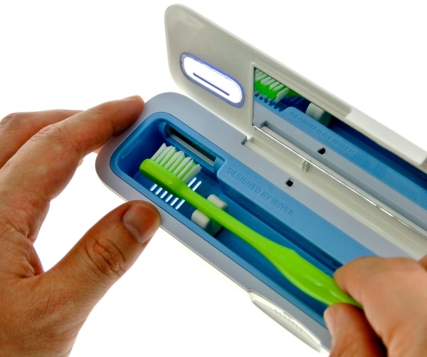 Ultraviolet-light-completely-clean-toothbrushes