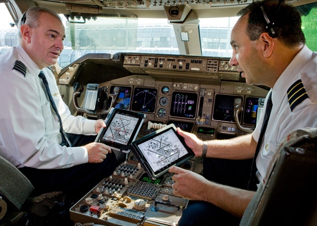 apple-ipad-airline-cockpit airline-industry-uses-ipads