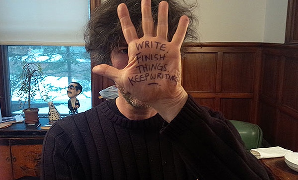 bloggers-share-advice-hands authors-give-writing-advice