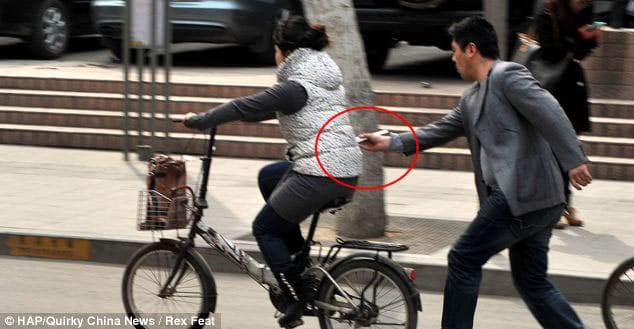 pickpocketing-with-chopsticks-in-china